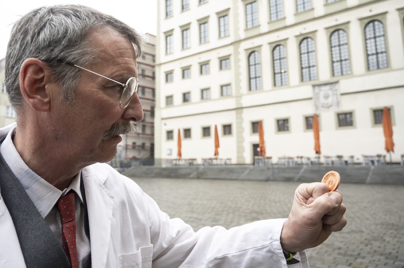 Szenenfoto aus Solo [Folge 2]: Schlüssel zur Welt